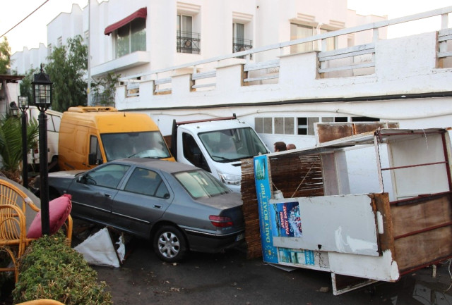 Ege'de küçük tsunami! Deniz suyu 100 metre içeriye girdi, tekne ve araçlar sürüklendi