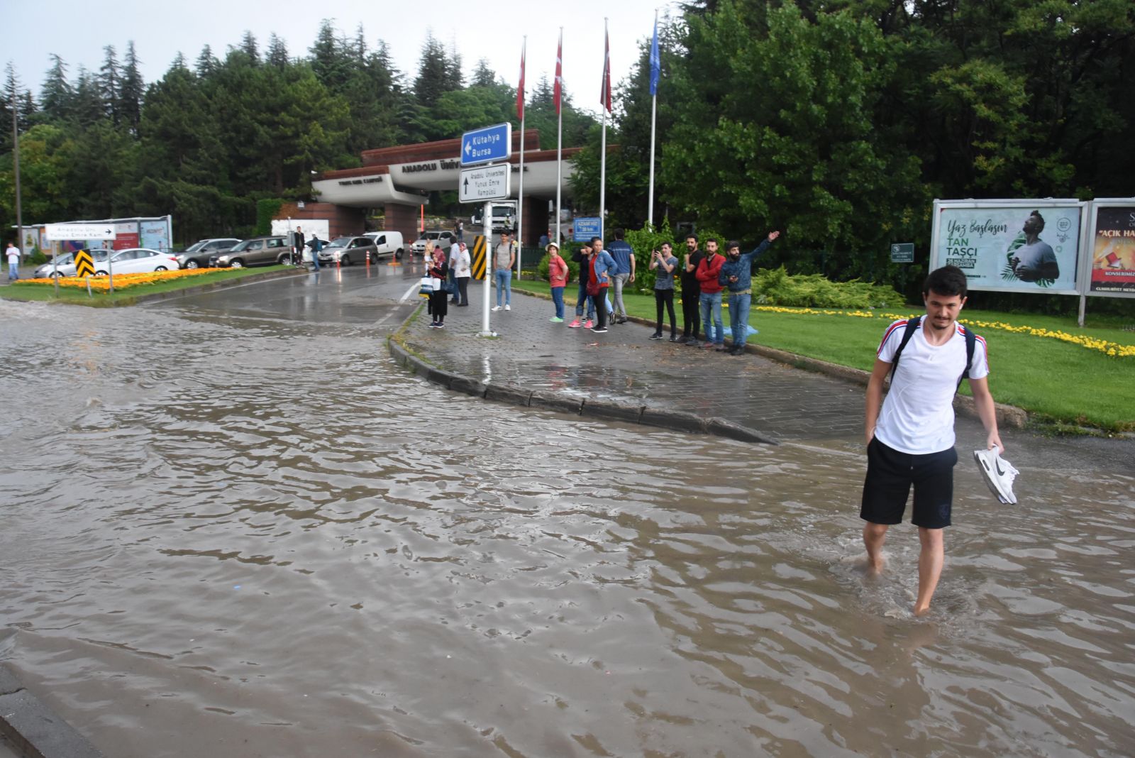 Eskişehir’de yağmur ağaçları devirdi