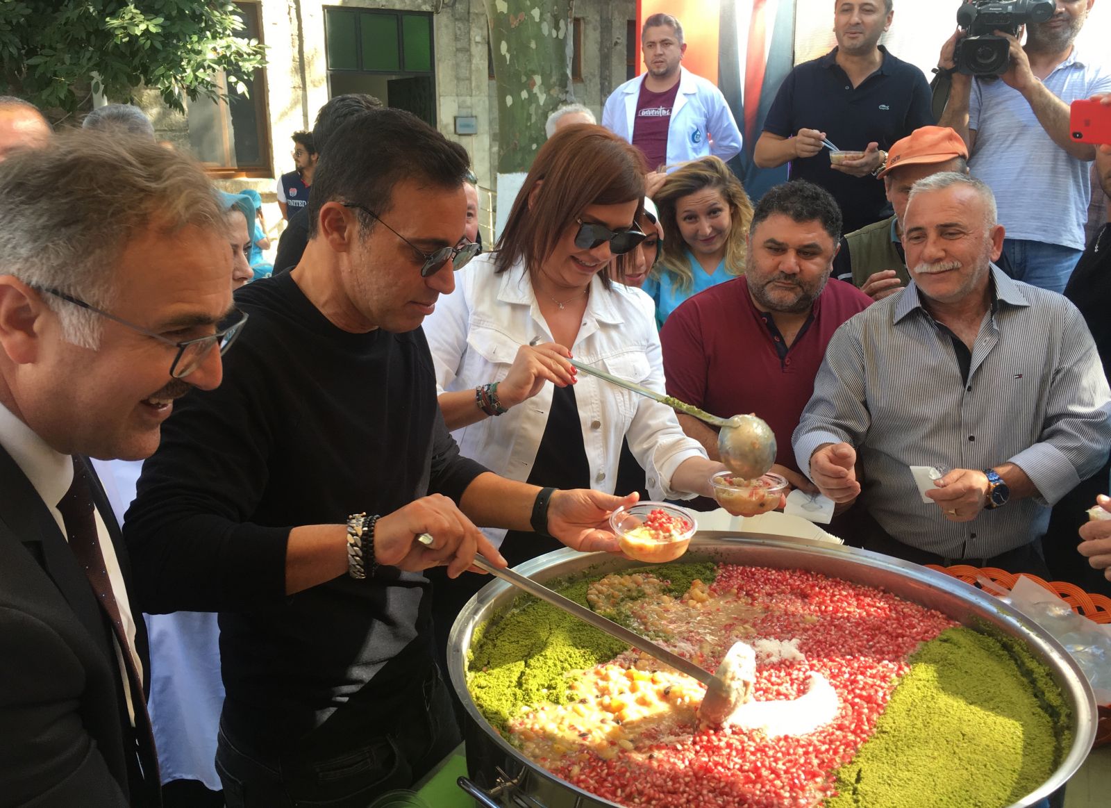 Ünlü sanatçılardan inşa edilecek Darülaceze Sosyal Hizmetler Şehrine bağış