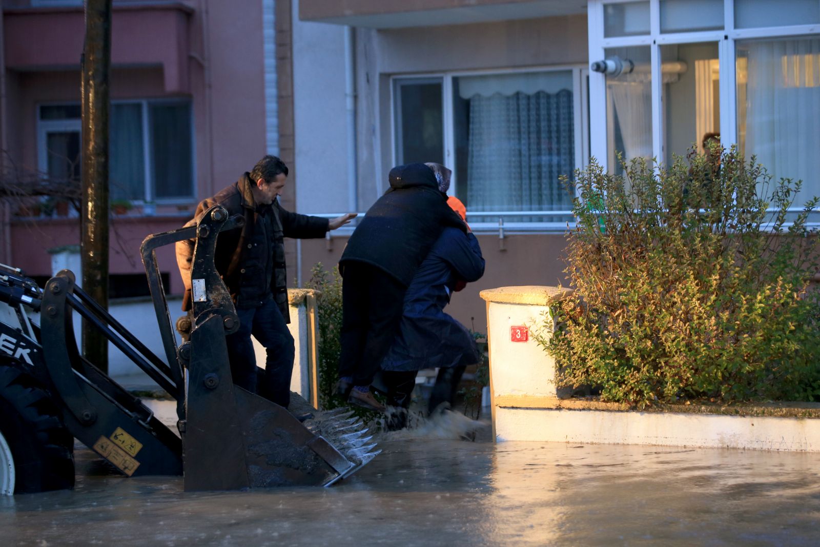 Kırklareli’nde dere taştı, vatandaşlar iş makinaları ile kurtarıldı
