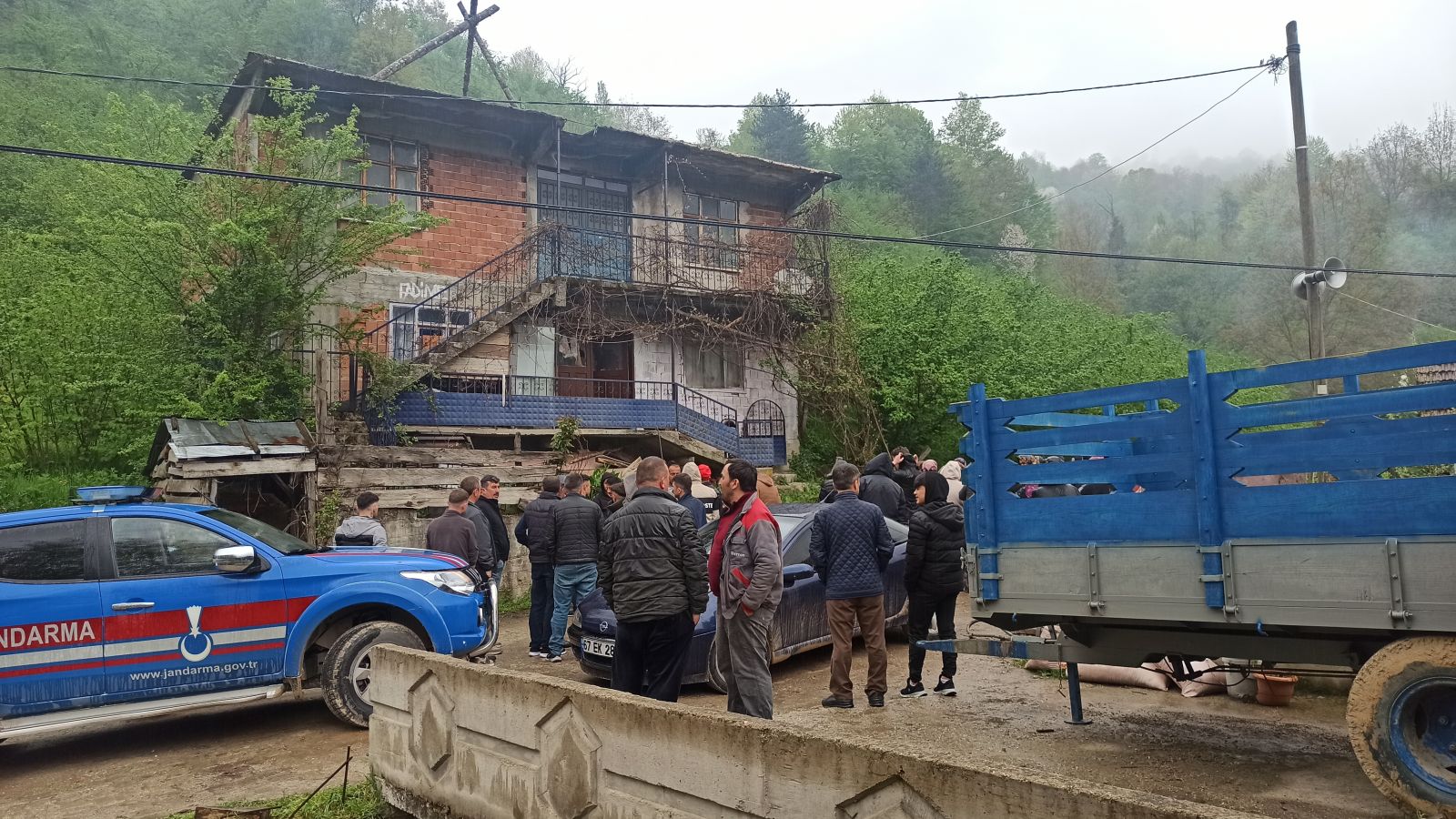 Bayram arifesin eşini öldürdü, oğlunu yaraladı