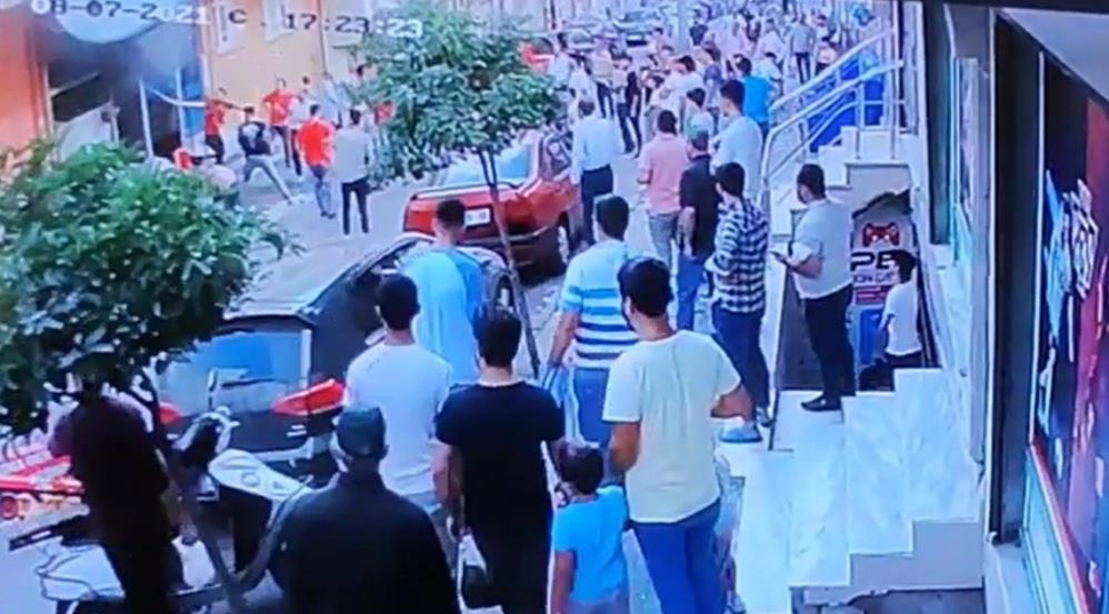 Sultangazi’de oto kiralama dükkanında yangın çıktı