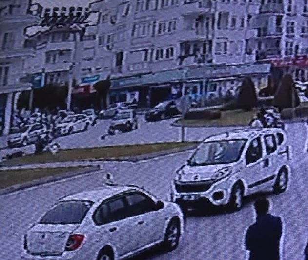 Ticari araca çarpıp savruldu, başındaki kask sayesinde ölümden döndü
