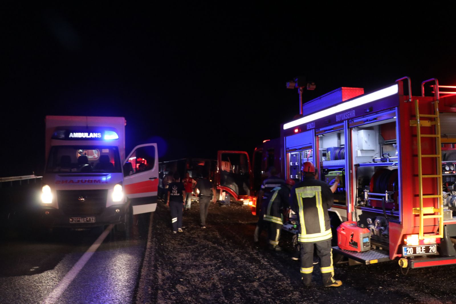Denizli'de yolcu otobüsü devrildi, 28 yaralı var