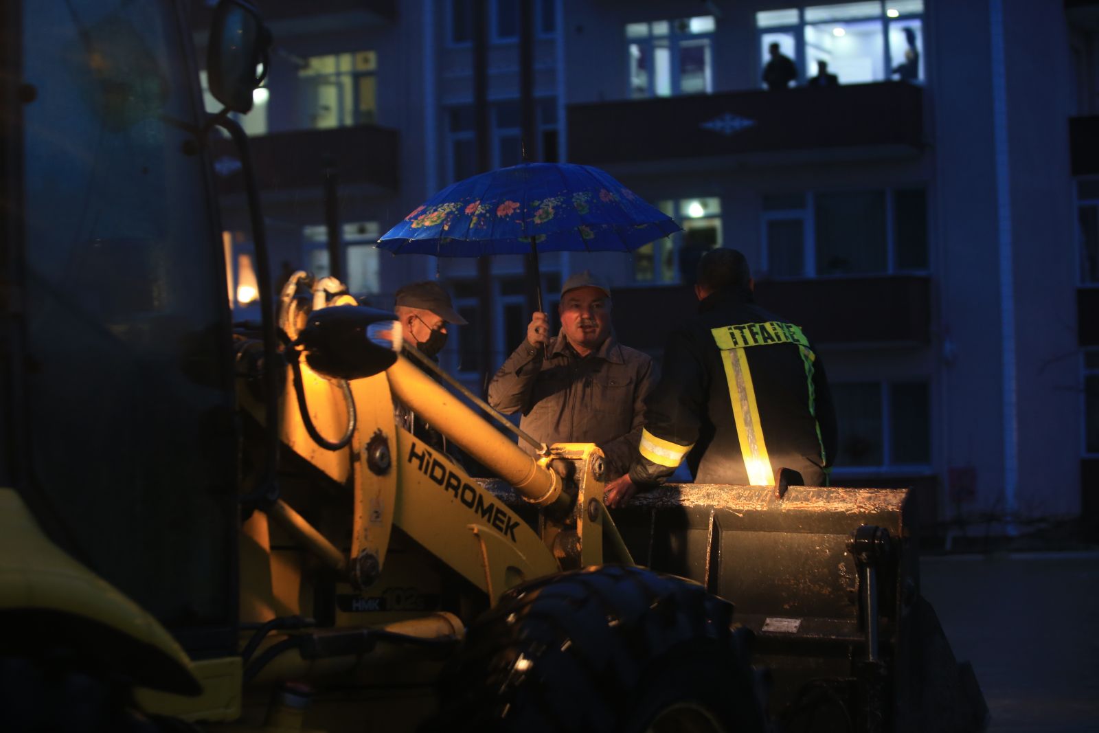 Kırklareli’nde dere taştı, vatandaşlar iş makinaları ile kurtarıldı