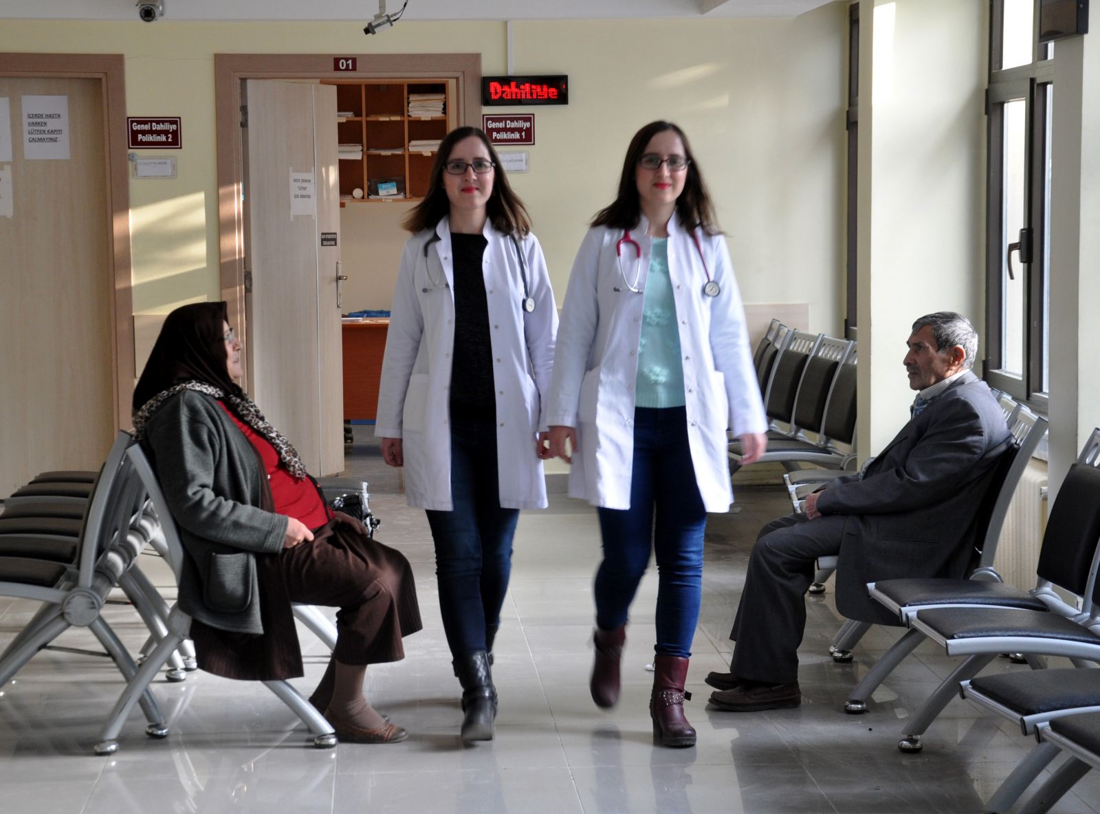 Aynı hastanede çalışan ikiz kardeşler hastaları şaşırtıyor