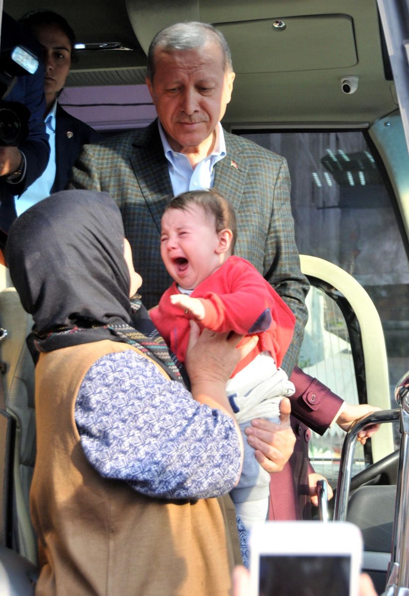 Kucağında torunuyla Erdoğan'ın önüne çıktı