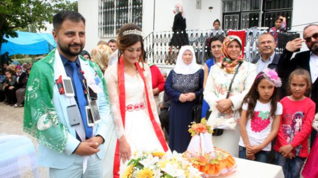 Damada altın ve para yerine, Iphone taktılar