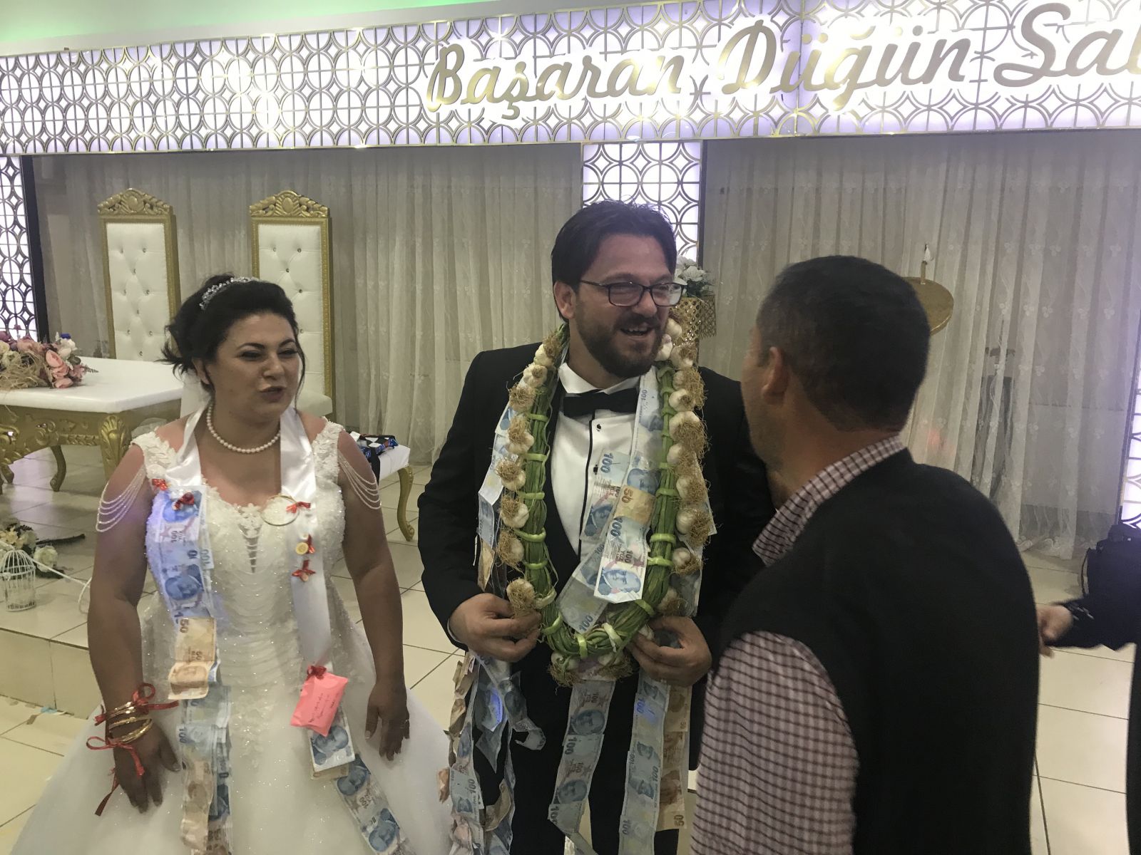 Damada takı yerine Sarımsak taktılar