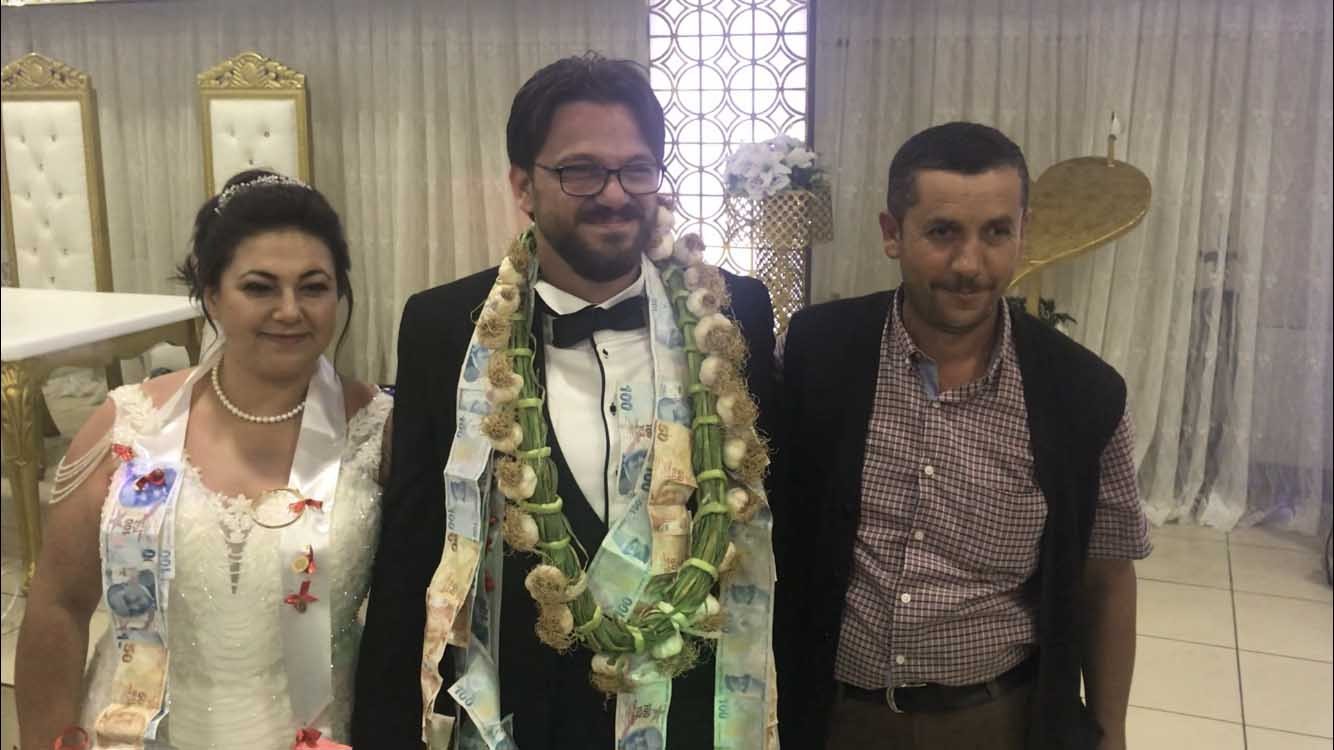 Damada takı yerine Sarımsak taktılar