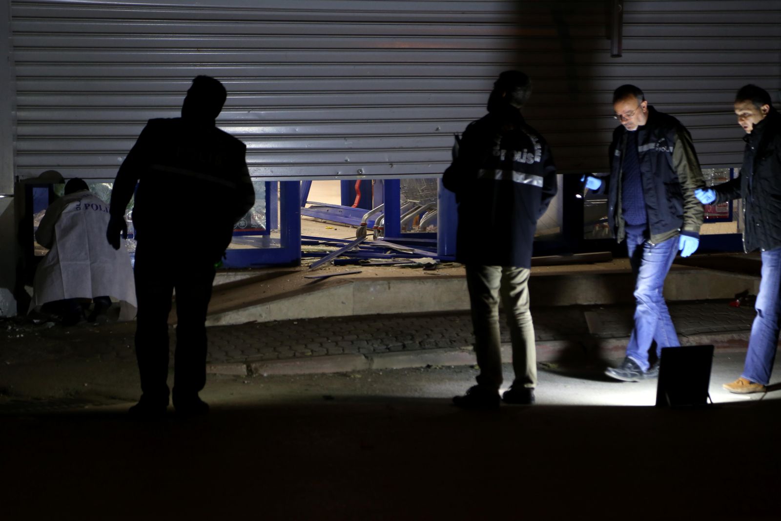 Adana'da markete bombalı saldırı düzenlendi