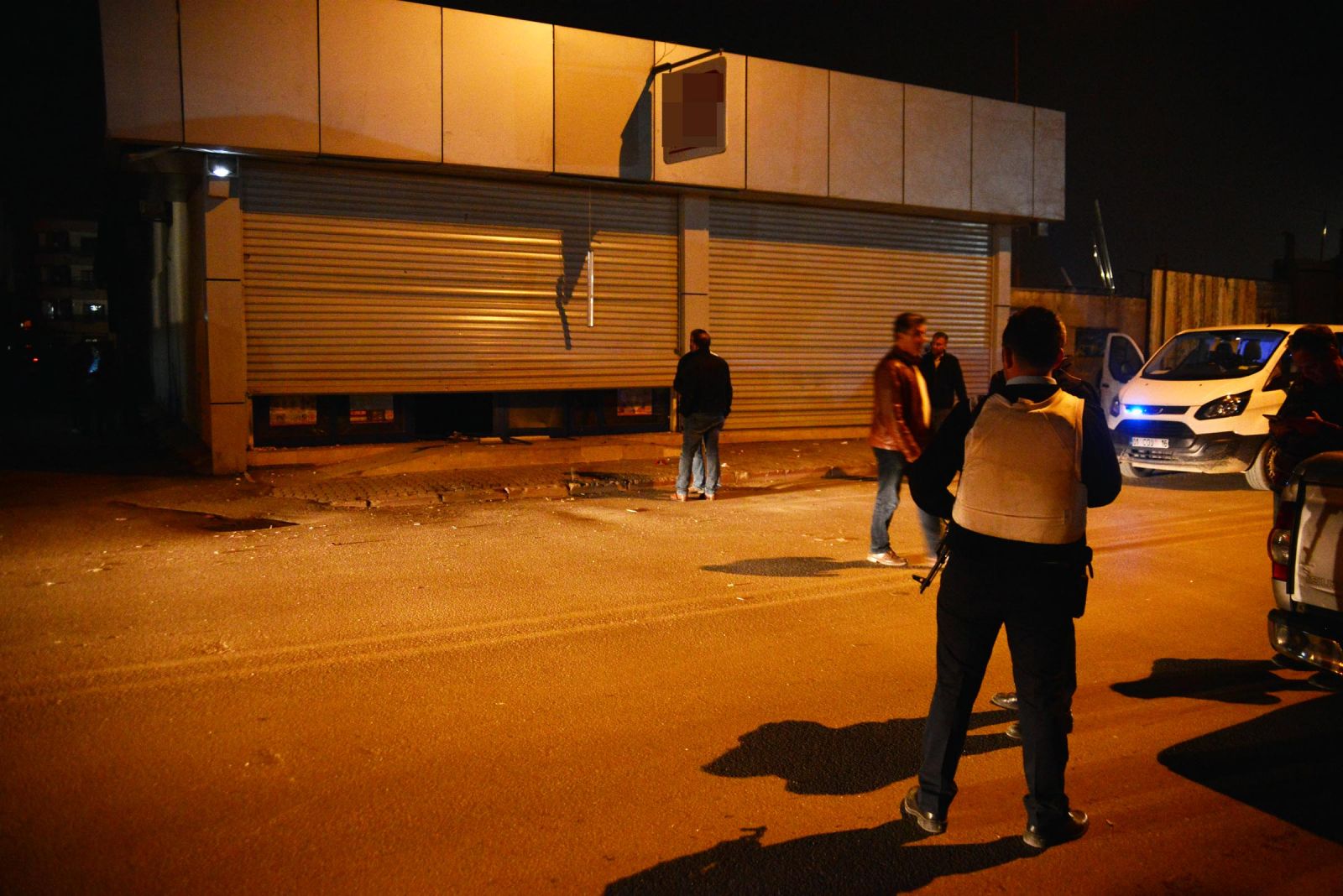 Adana'da markete bombalı saldırı düzenlendi