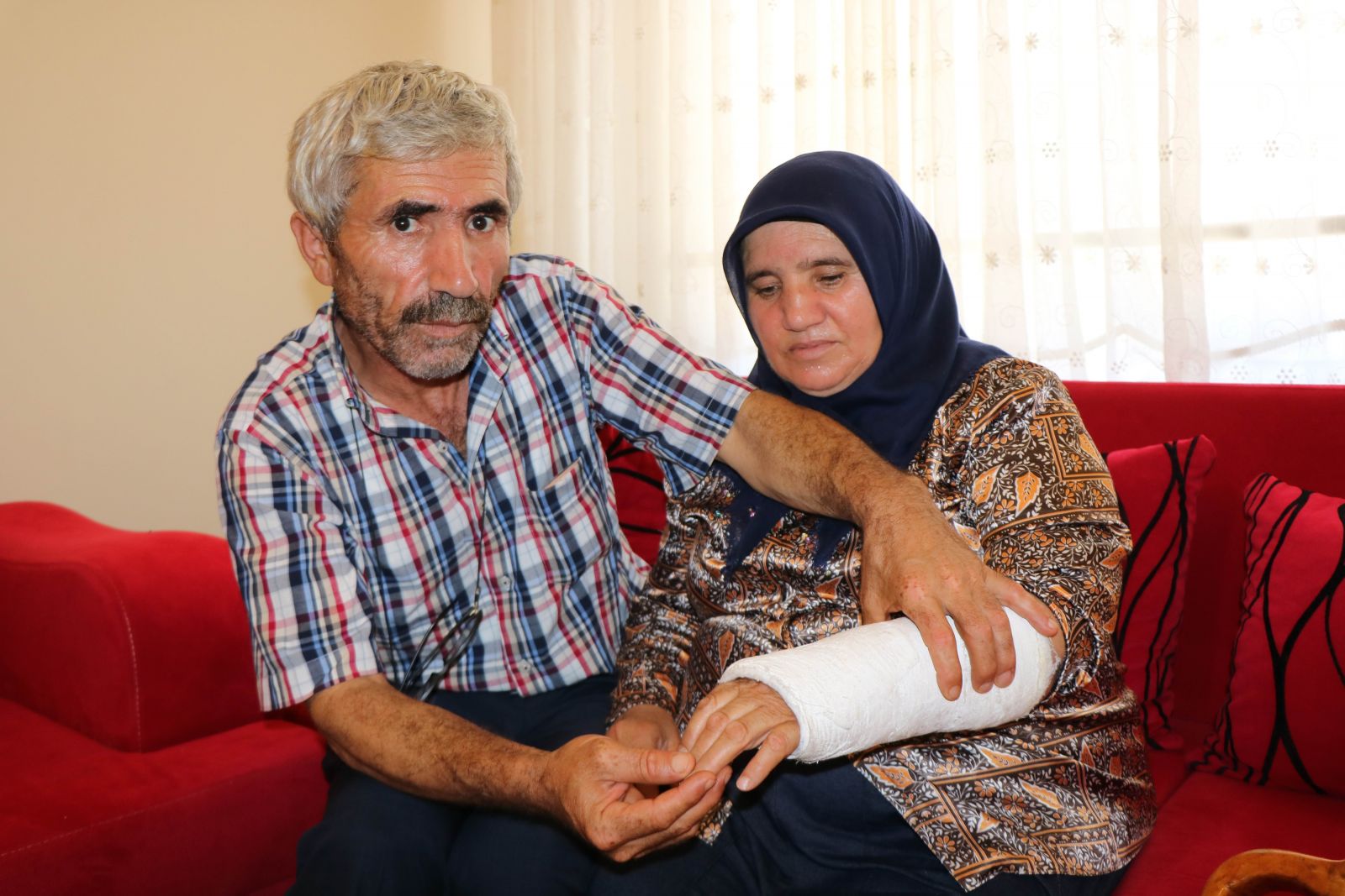 Dehşet anları... Yaşlı kadını otomobille ezip, damadını da dövdüler!