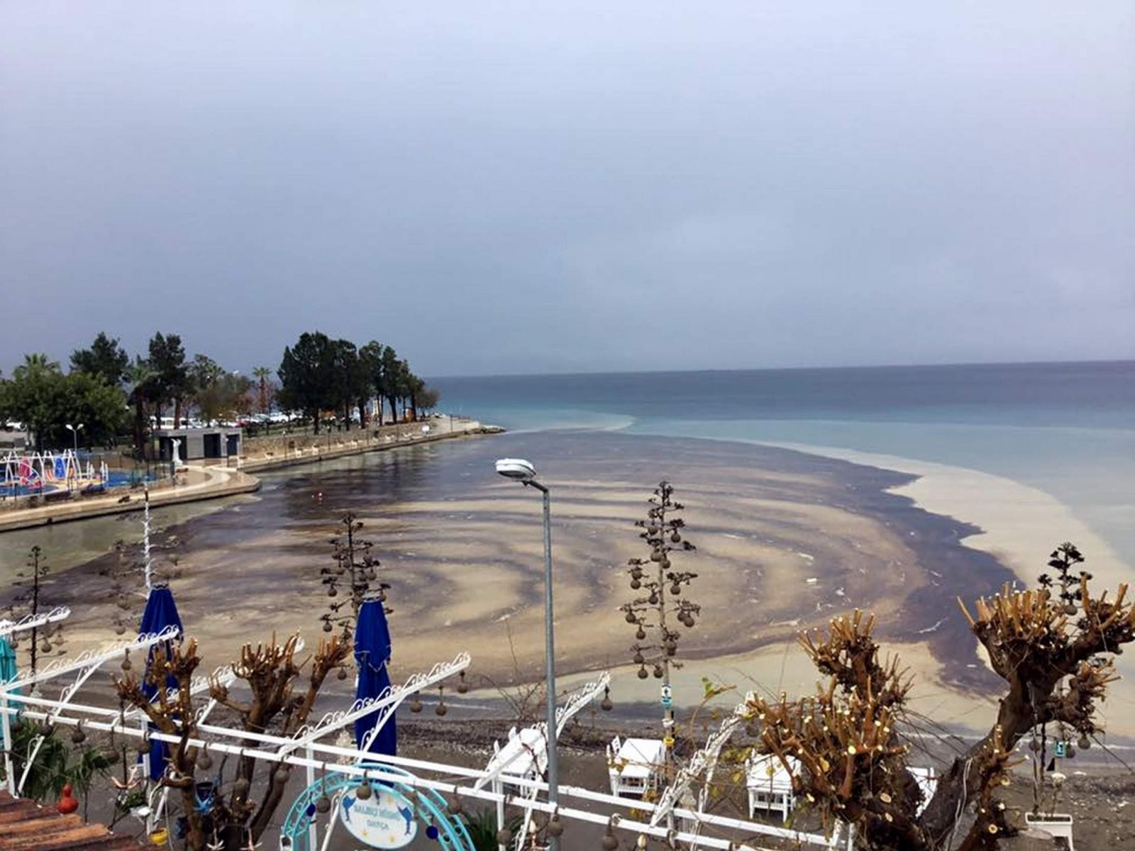 Datça'da denize sızan yakıt geniş bir alana yayıldı