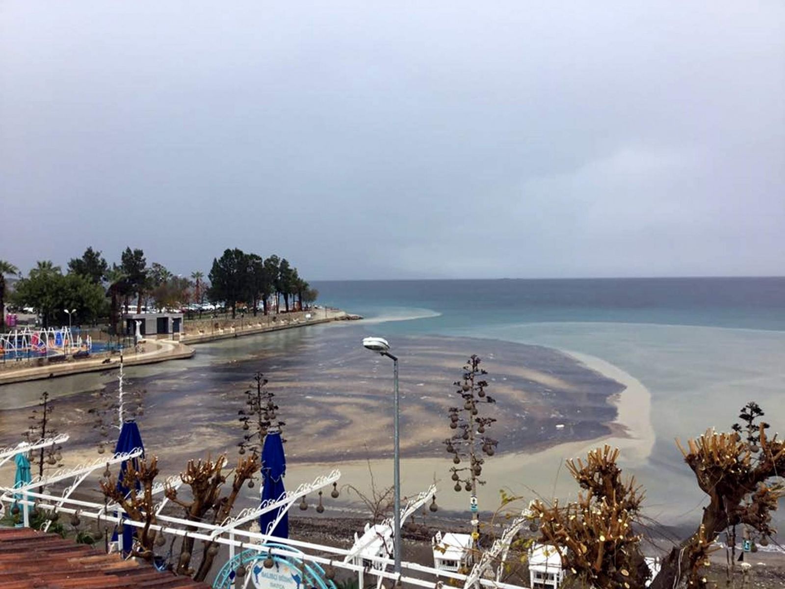 Datça'da denize sızan yakıt geniş bir alana yayıldı