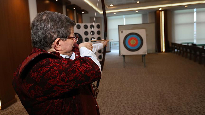 Başbakan Davutoğlu özel etkinlikte ok attı