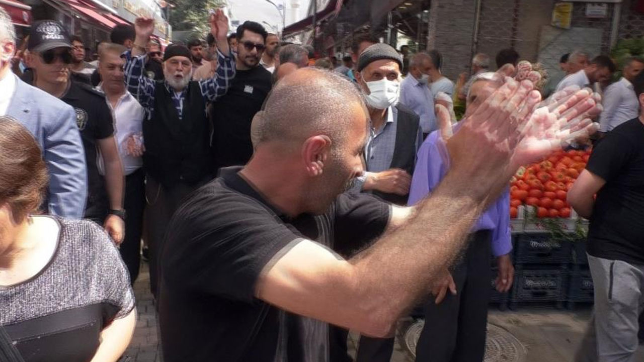 Ahmet Davutoğlu’na şok üstüne şok: Konuşması yarım kaldı, polis devreye girdi Ahmet Davutoğlu’na şok üstüne şok: Konuşması yarım kaldı, polis devreye girdi