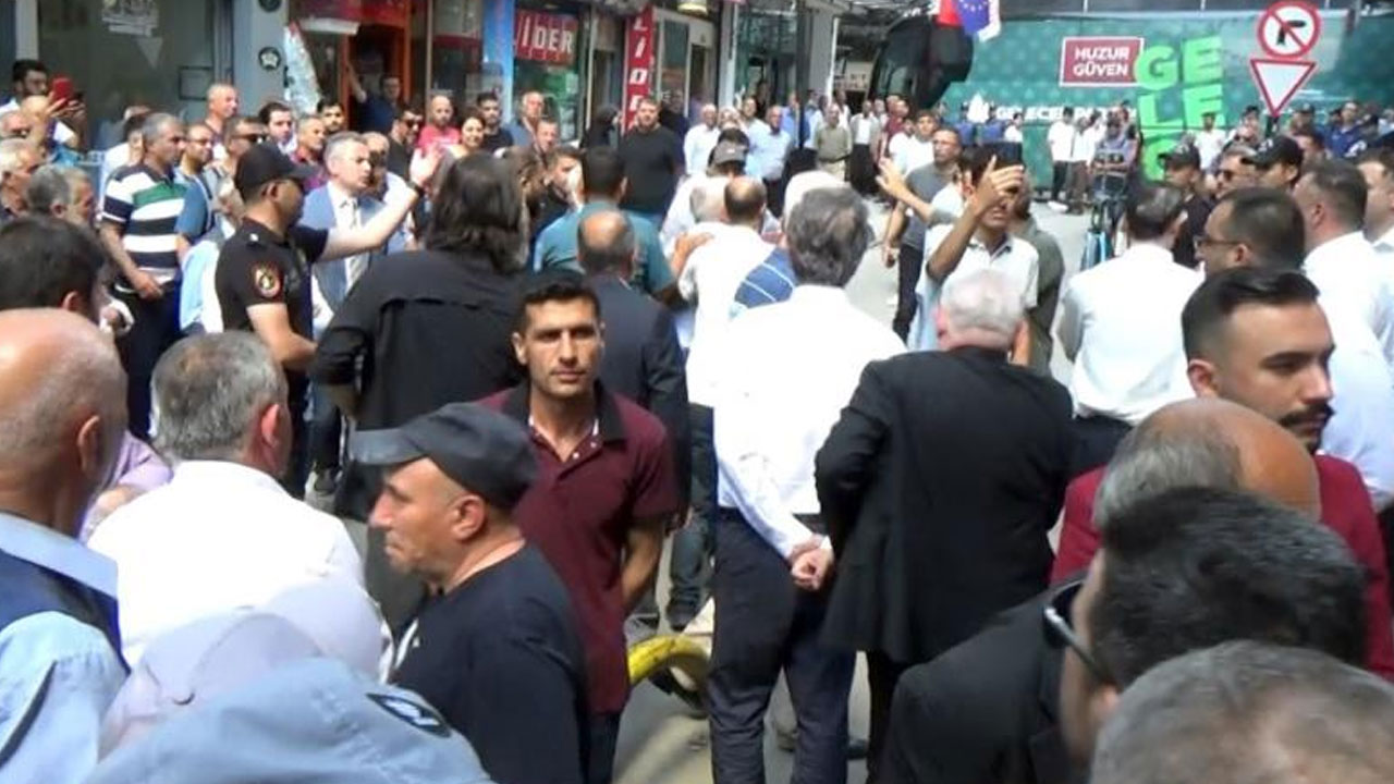 Ahmet Davutoğlu’na şok üstüne şok: Konuşması yarım kaldı, polis devreye girdi Ahmet Davutoğlu’na şok üstüne şok: Konuşması yarım kaldı, polis devreye girdi