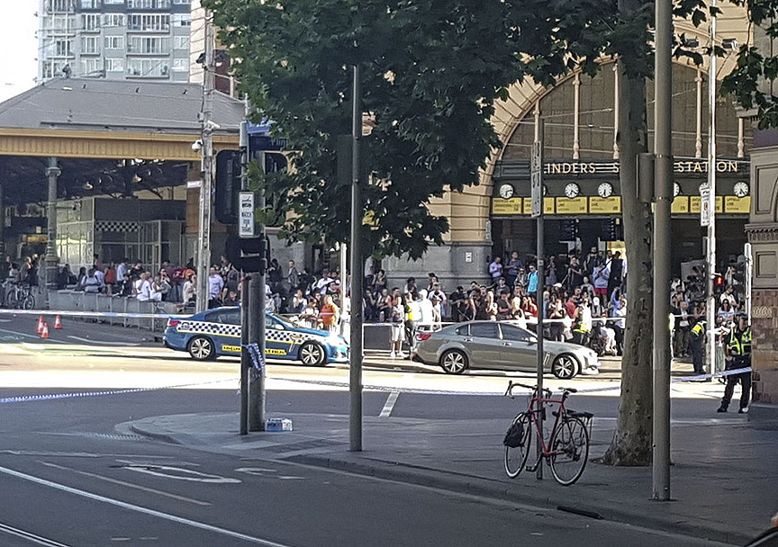 Avustralya'da bir araç kalabalığın arasına daldı