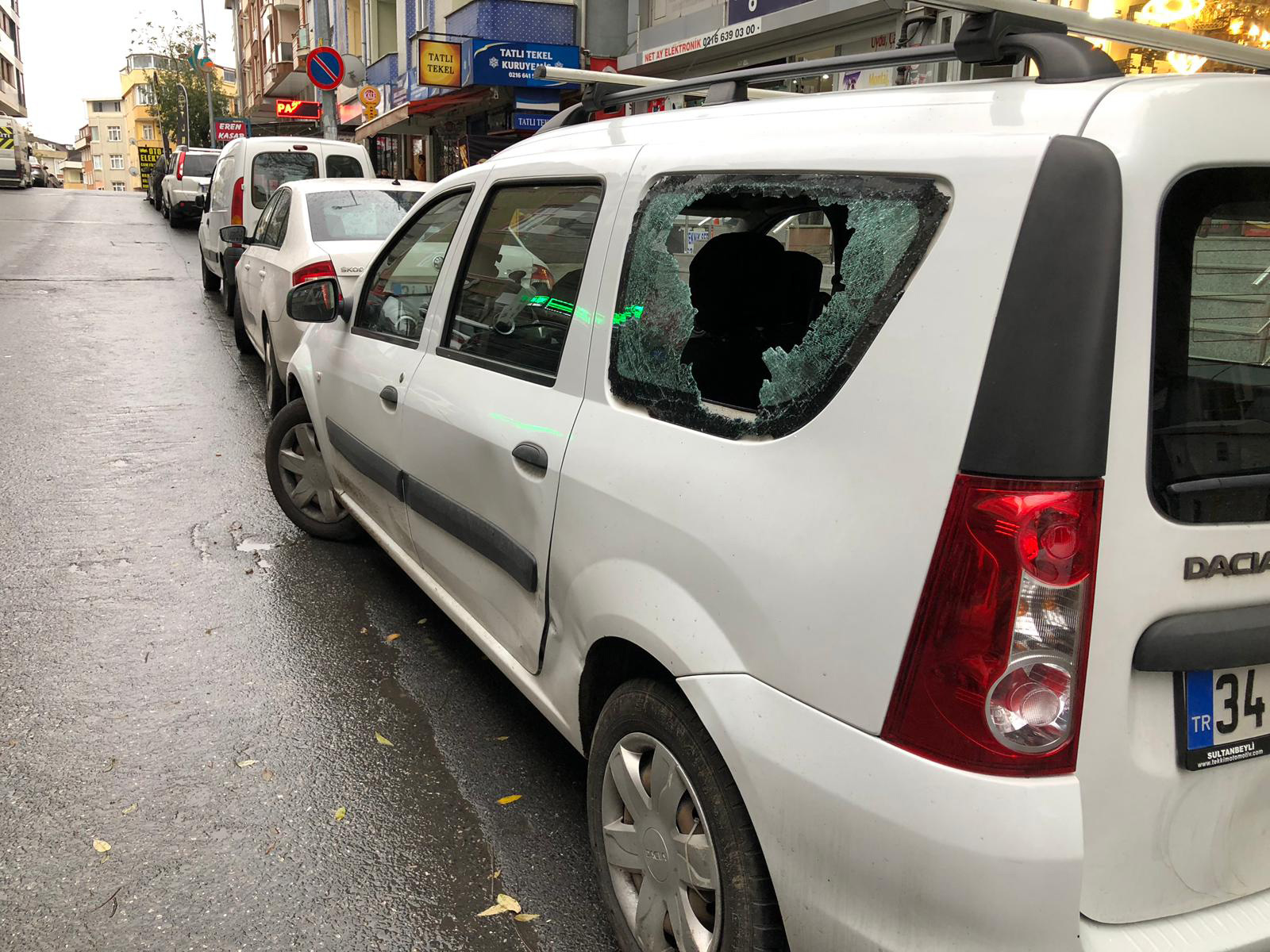 Dayak yedi, sinirini yol kenarındaki araçtan çıkarttı