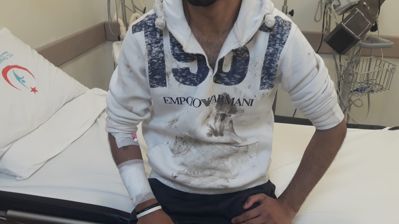 Müziği kısmaları için uyardılar, tekme tokat dayak yediler