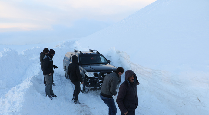 Dağda mahsur kalan belgesel ekibi kurtarıldı