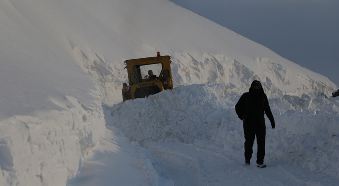 Dağda mahsur kalan belgesel ekibi kurtarıldı