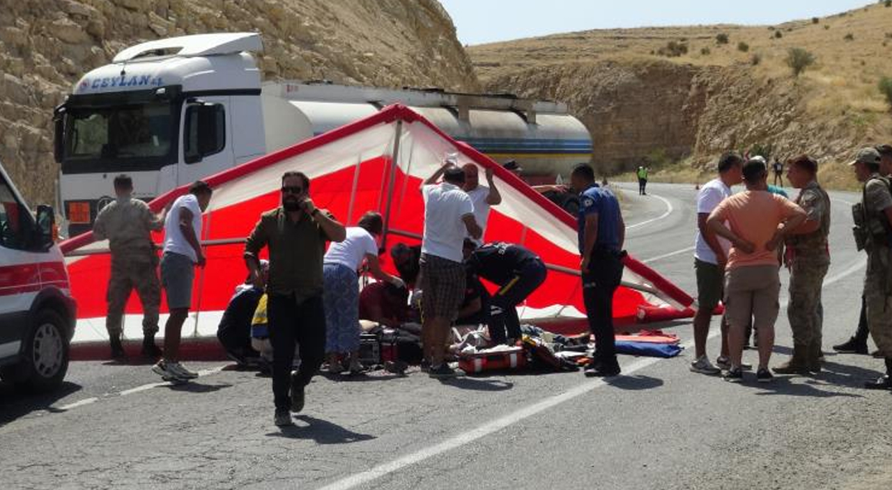 Akılalmaz olay! 2 yamaç paraşütçüsü otobanın ortasına çakılarak feci şekilde öldü