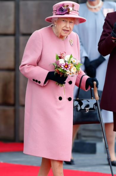 İngiltere’de şok iddia: Kraliçe Elizabeth tekerlekli sandalye kullanıyor