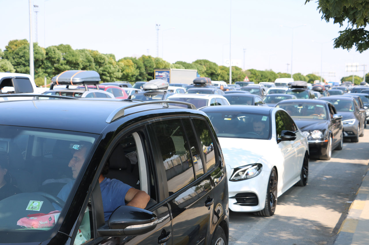 Gümrükte gurbetçilerin dönüş çilesi