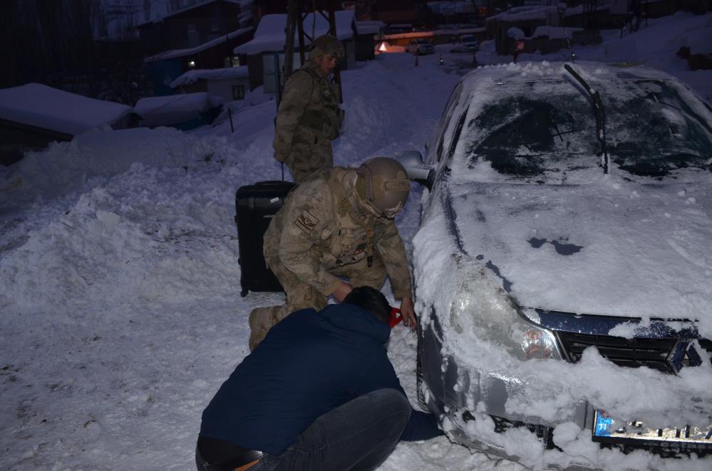 Jandarma yolda kalanların yardımına koştu