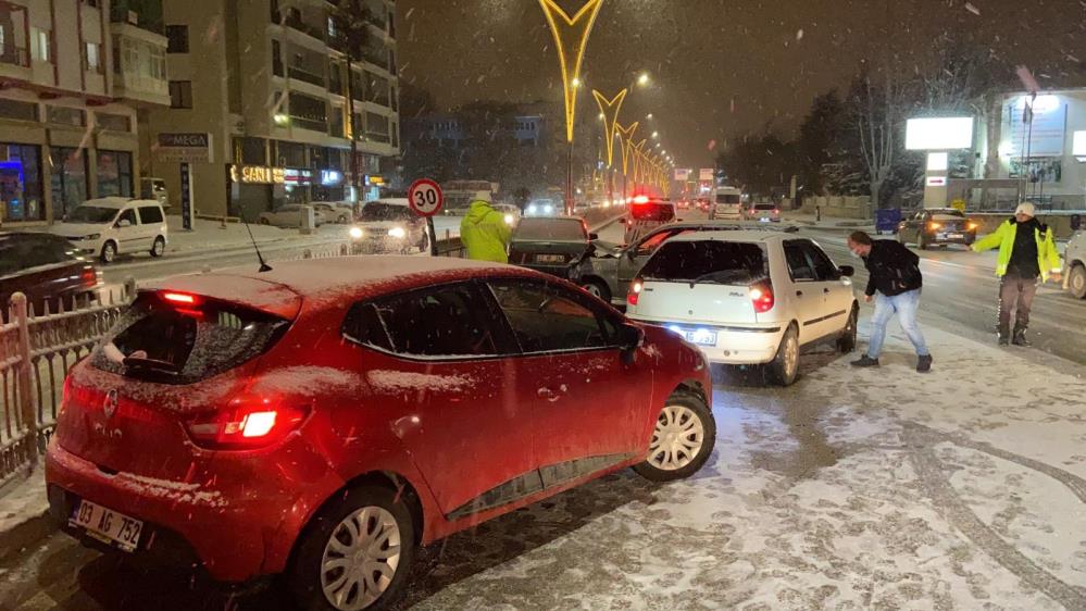 Buz pistine dönen yollarda çok sayıda araç bir birine girdi