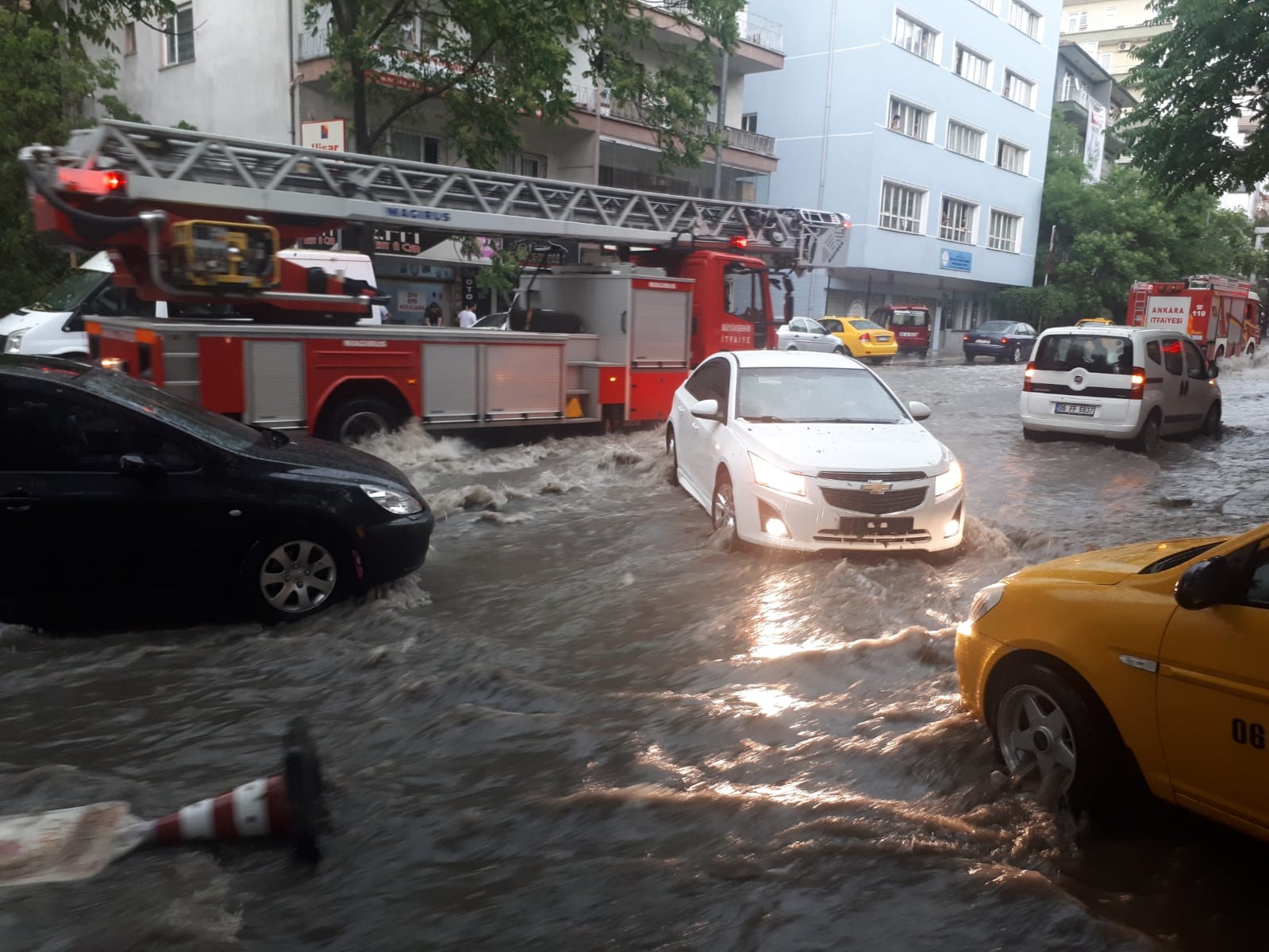 Ankara'yı sağanak vurdu, peş peşe uyarılar geliyor! Her yer beyaza büründü