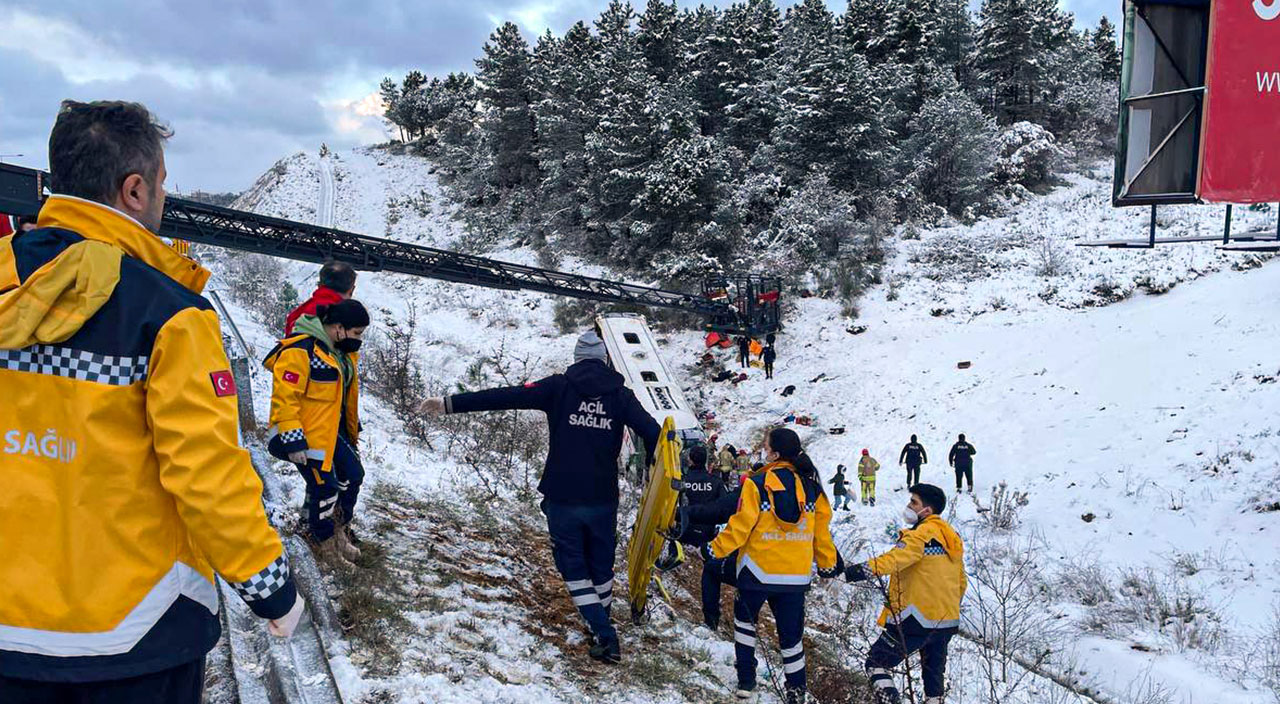 Kuzey Marmara Otoyolu'nda yolcu otobüsü devrildi: Ölü ve yaralılar var