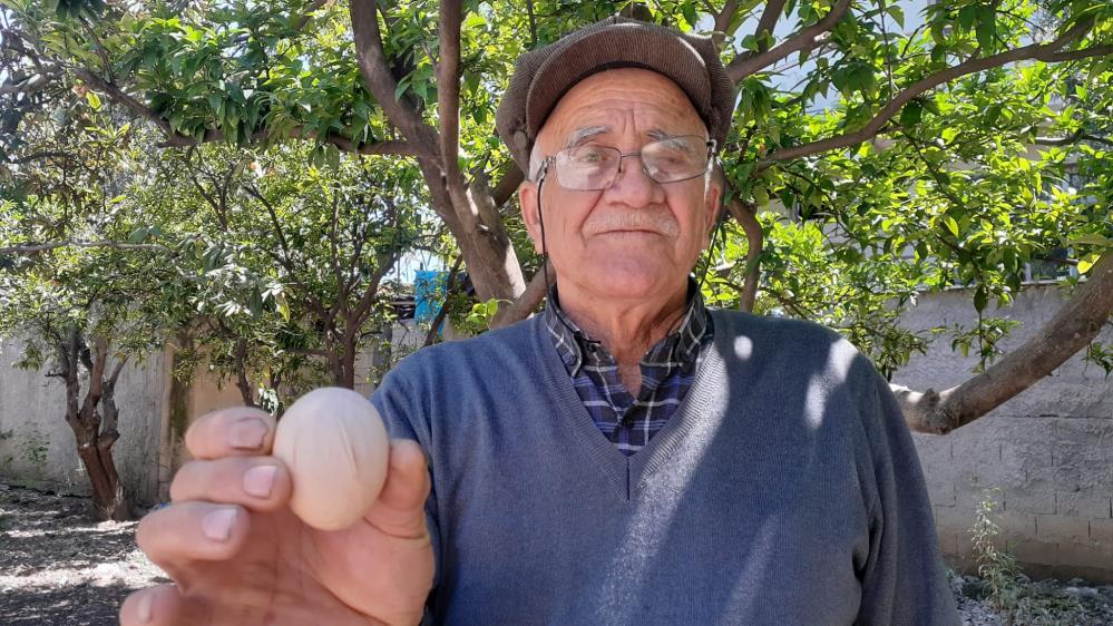 Tavuğunun yumurtasını göktaşı sanan adam korkup kaçtı