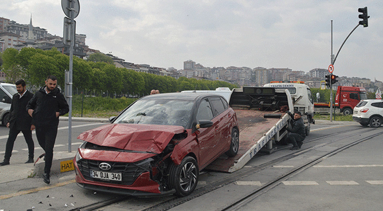 Raylara giren otomobile tramvay çarptı