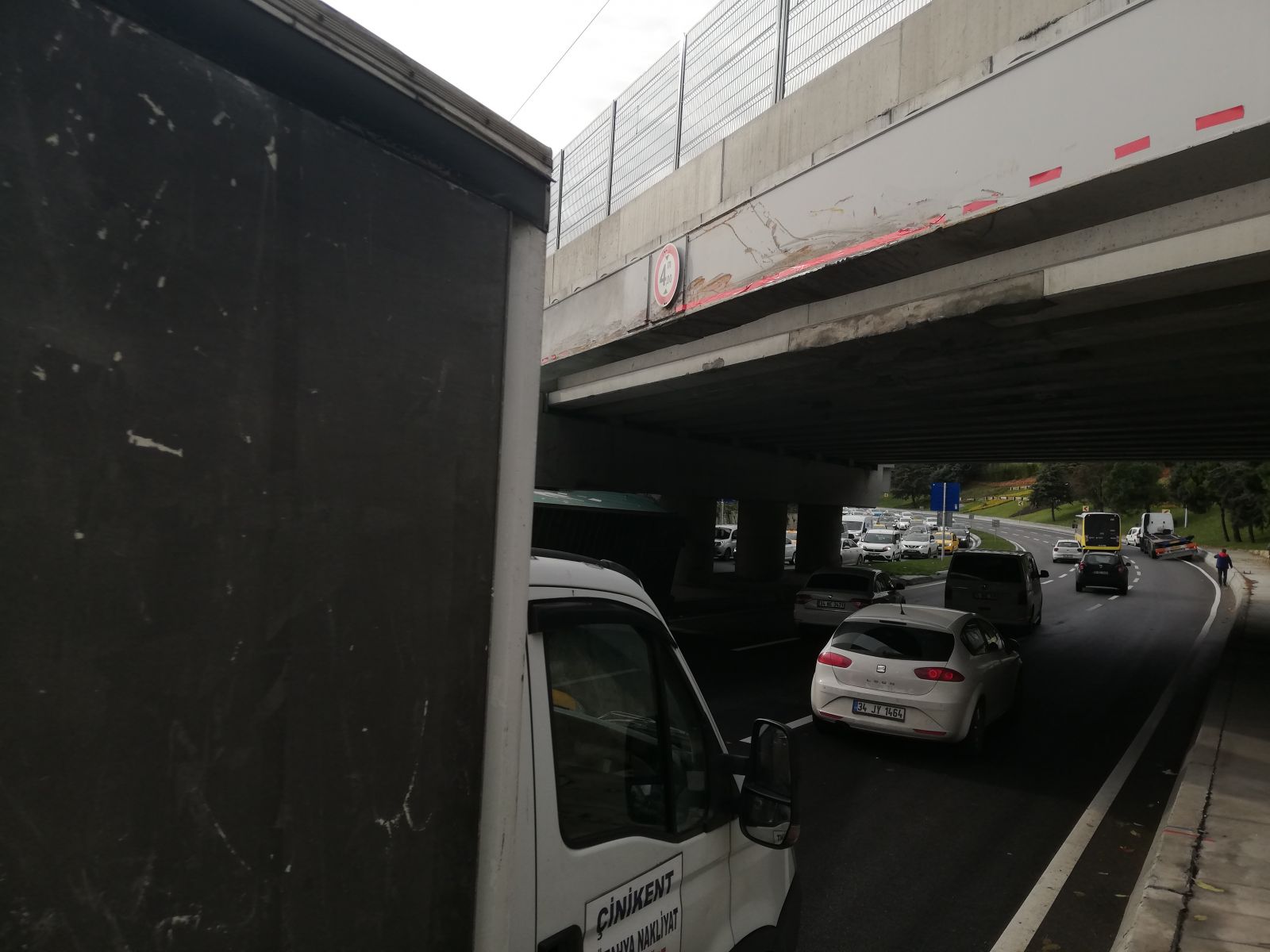 Bakırköy sahil yolunda tır üst geçide takıldı