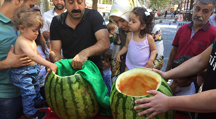 Dev karpuzları oyup içlerine bebek koydular!