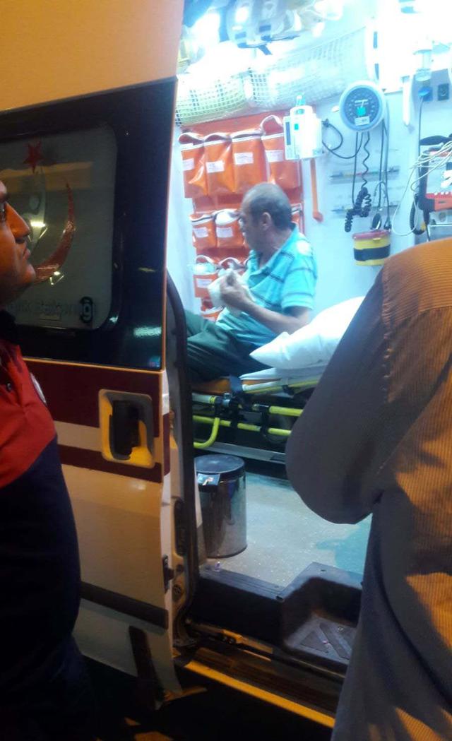 Kopan parmağını eline alıp kahvehaneye gitti