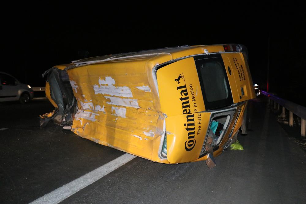 TEM’de feci kaza, otomobille çarpışan minibüs metrelerce sürüklendİ