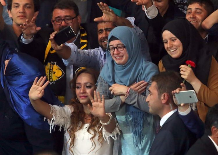 Davutoğlu salonu selamlarken gözyaşları sel oldu