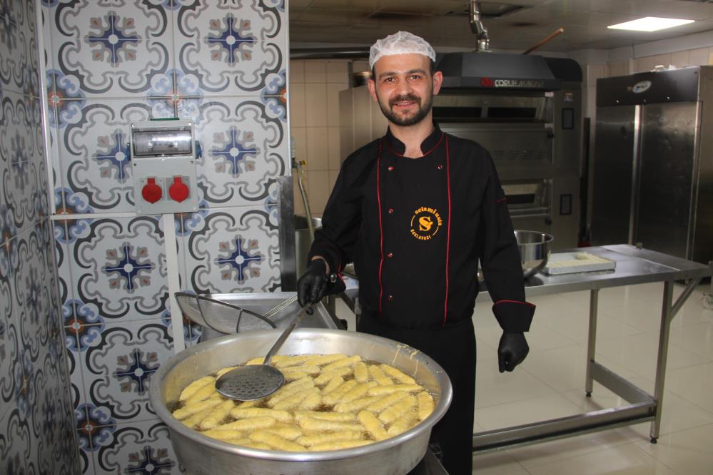 Ramazan'ın vazgeçilmez tatlısı kadayıf dolmasına ilgi büyük Ramazan'ın vazgeçilmez tatlısı kadayıf dolmasına ilgi büyük