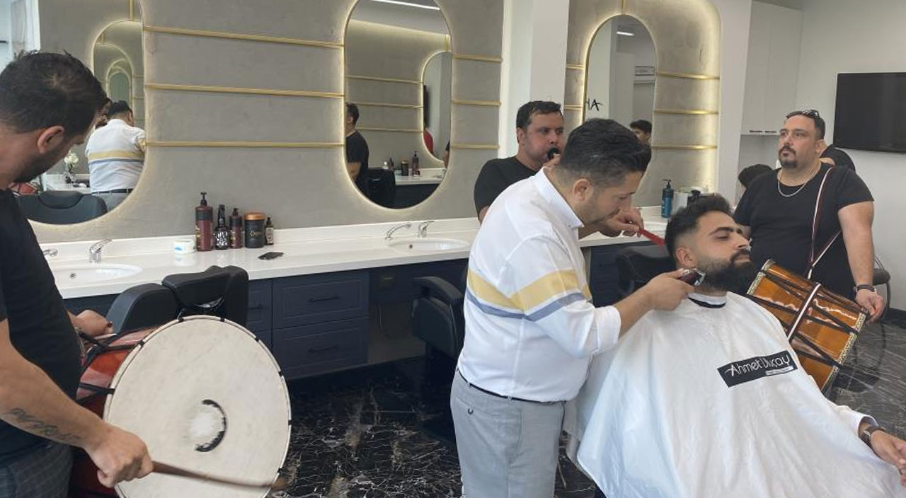 Davul zurnalı damat tıraşı: Hem oynuyor hem kesiyor