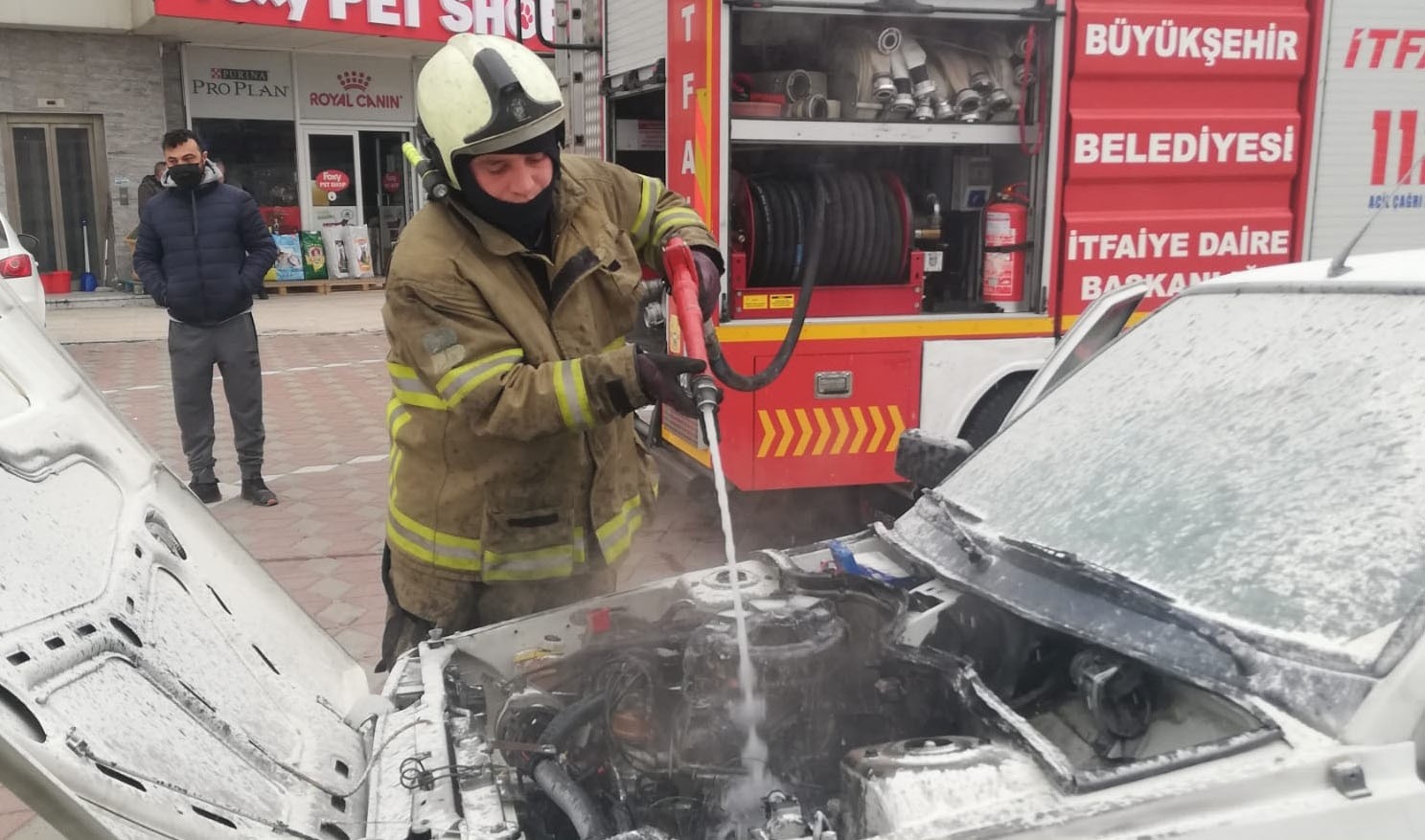 Seyir halindeki otomobil alev alev yandı