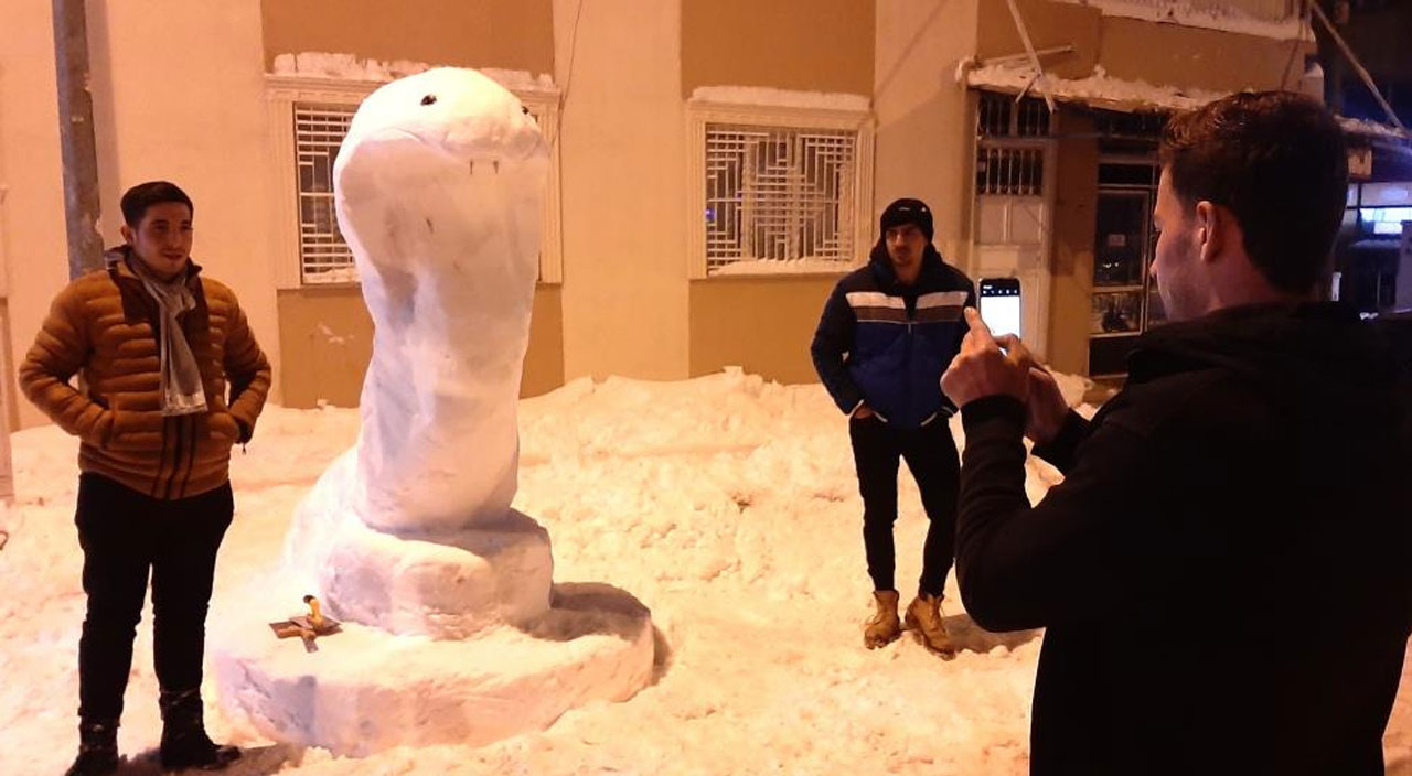 Yapımı 6 saat sürdü: Adıyaman'da kardan kobra yılanı yaptılar