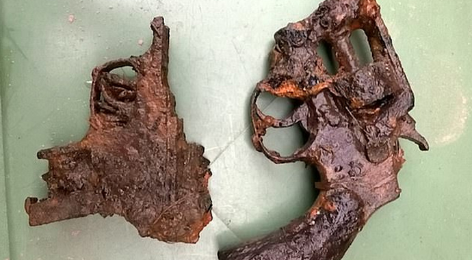 Mıknatısla göl diplerinden servet çıkardılar