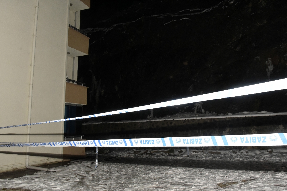 Gümüşhane'de dev kayalar apartmanın üzerine düştü