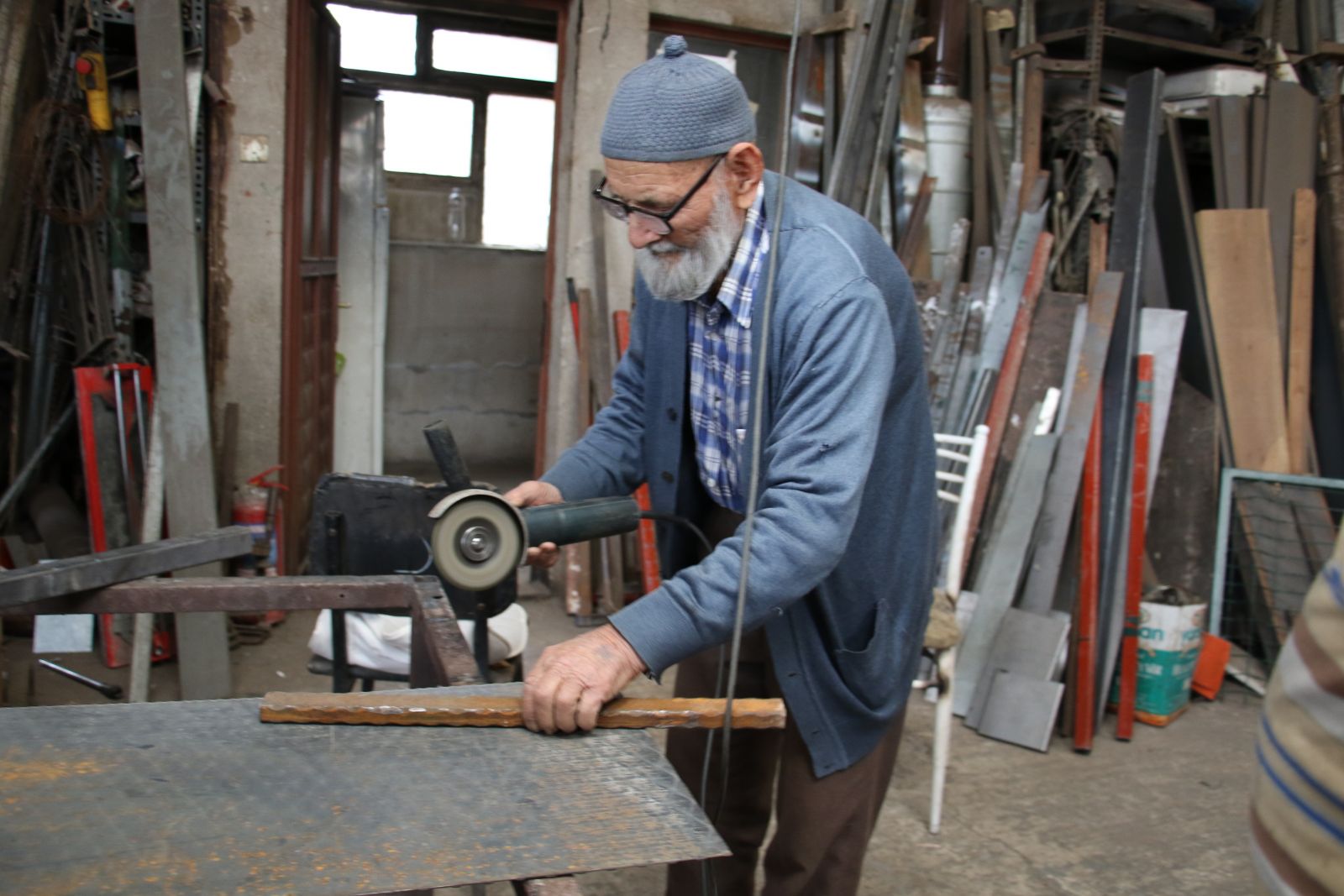 93 Yaşındaki Mehmet Dede, camiye gitmek için bisiklet yaptı