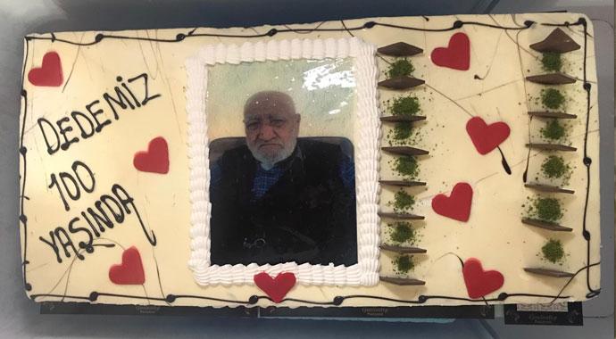 100 yaşında ilk kez doğum gününü kutladı