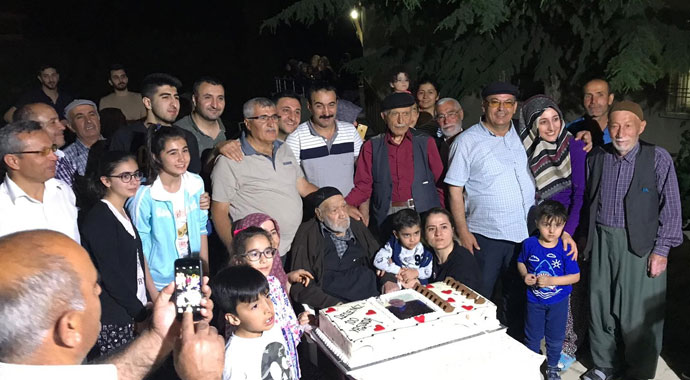 100 yaşında ilk kez doğum gününü kutladı